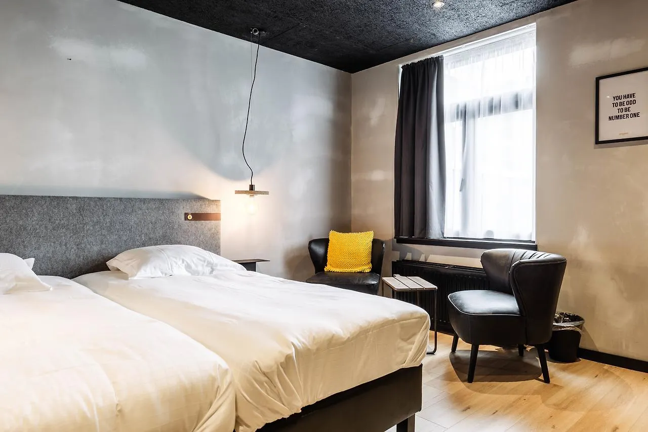 Upstairs Hotel Ostende 3*,
